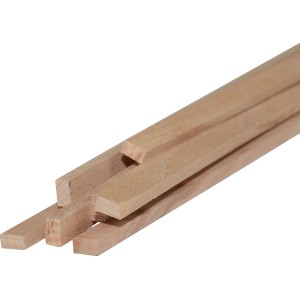 Listelli in legno piallato color legno chiaro, vista dettagliata.