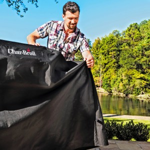 Copertura per grill a gas Char-Broil nera per grill a 2 fuochi in uso.