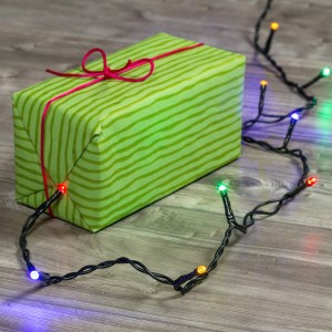 Regalo decorativo a strisce verdi con catena luminosa per interni.