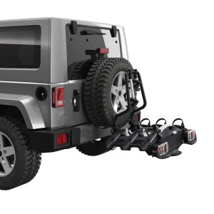 Portabici t.b.t. montato sul retro di una Jeep grigia.