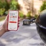Weber Smart Hub display base station nero-argento con smartphone e grill.