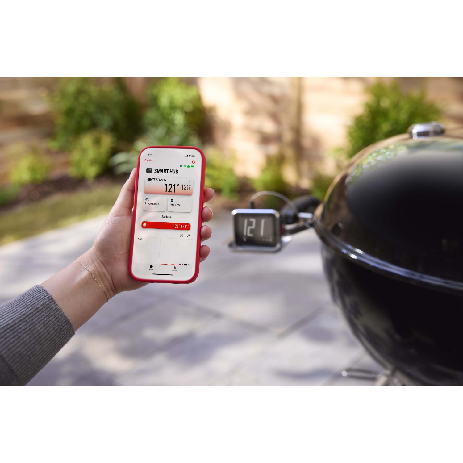 Weber Smart Hub display base station nero-argento con smartphone e grill.