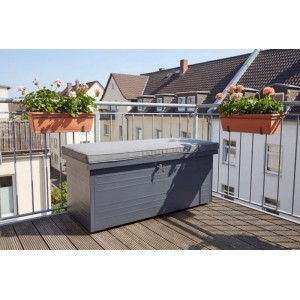 Cassa portaoggetti in acciaio antracite con cuscino grigio su balcone in legno. Ideale come panca.