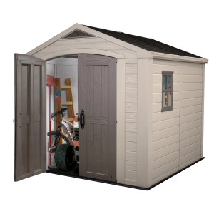 Casetta da giardino in plastica Keter 6,32 m² beige/grigia con porta aperta e attrezzi da giardino.