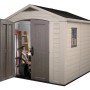 Casetta da giardino in plastica Keter 6,32 m² beige/grigia con porta aperta e attrezzi da giardino.