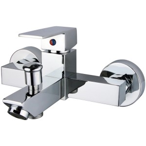 Miscelatore per vasca da bagno cromato con design squadrato.