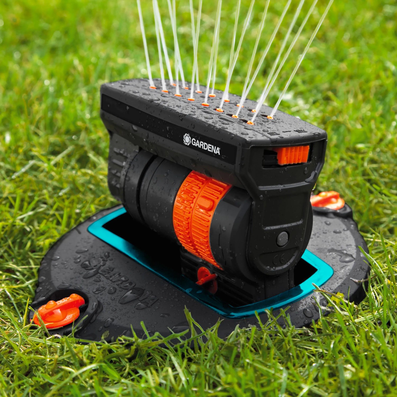 Gardena Sprinklersystem Irrigatori a scomparsa OS 140 in azione su prato. Sistema di irrigazione per aree rettangolari.