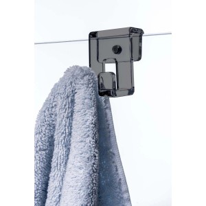 Accessorio doccia t.b.t. con asciugamano su parete di vetro.