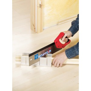 Troncatrice LUX Comfort in alluminio utilizzata con sega a mano per tagli precisi.