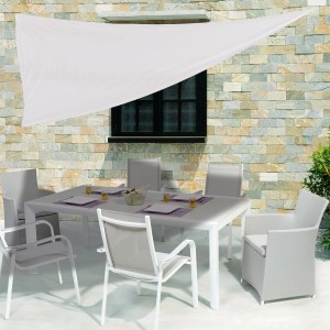 Tenda a vela triangolare color avorio (360x360x500 cm) che ombreggia un'area salotto da giardino.