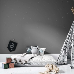 Camera dei bambini con parete grigia, teepee e giocattoli. Pitture effetto decorativo.