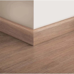 Battiscopa color legno, zoccolino su parete e pavimento.