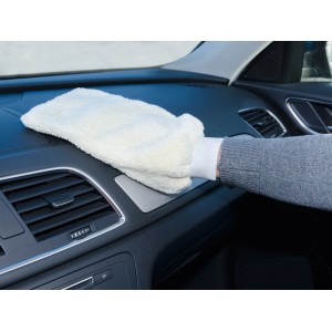 Guanto lucidante auto CMI in uso per pulire il cruscotto.