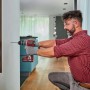 Avvitatore a impulsi a batteria Einhell TP-CD 18/60 Li-i BL Solo mentre fora un muro.
