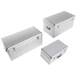 Tre cassette degli attrezzi t.b.t. in alluminio argentato di diverse dimensioni.