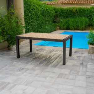 Tavolo da giardino rettangolare t.b.t. con piano marrone e struttura scura.
