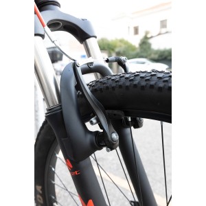 Primo piano forcella bici con freno e pneumatico. Ricambio per riparazione bici.