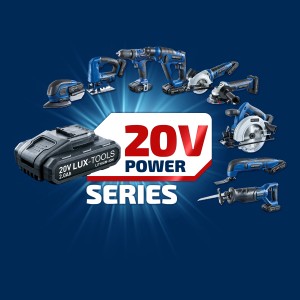 Batteria LUX Li-Ion 20V/2Ah con utensili della serie 20V Power sullo sfondo.