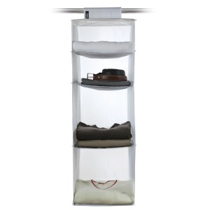 Organizzatore armadio sospeso con quattro scomparti, riempito con vestiti.