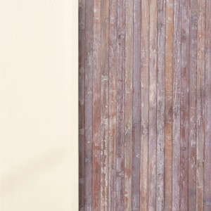 Dettaglio di un tappeto da cucina t.b.t. con texture legno e bordo chiaro.