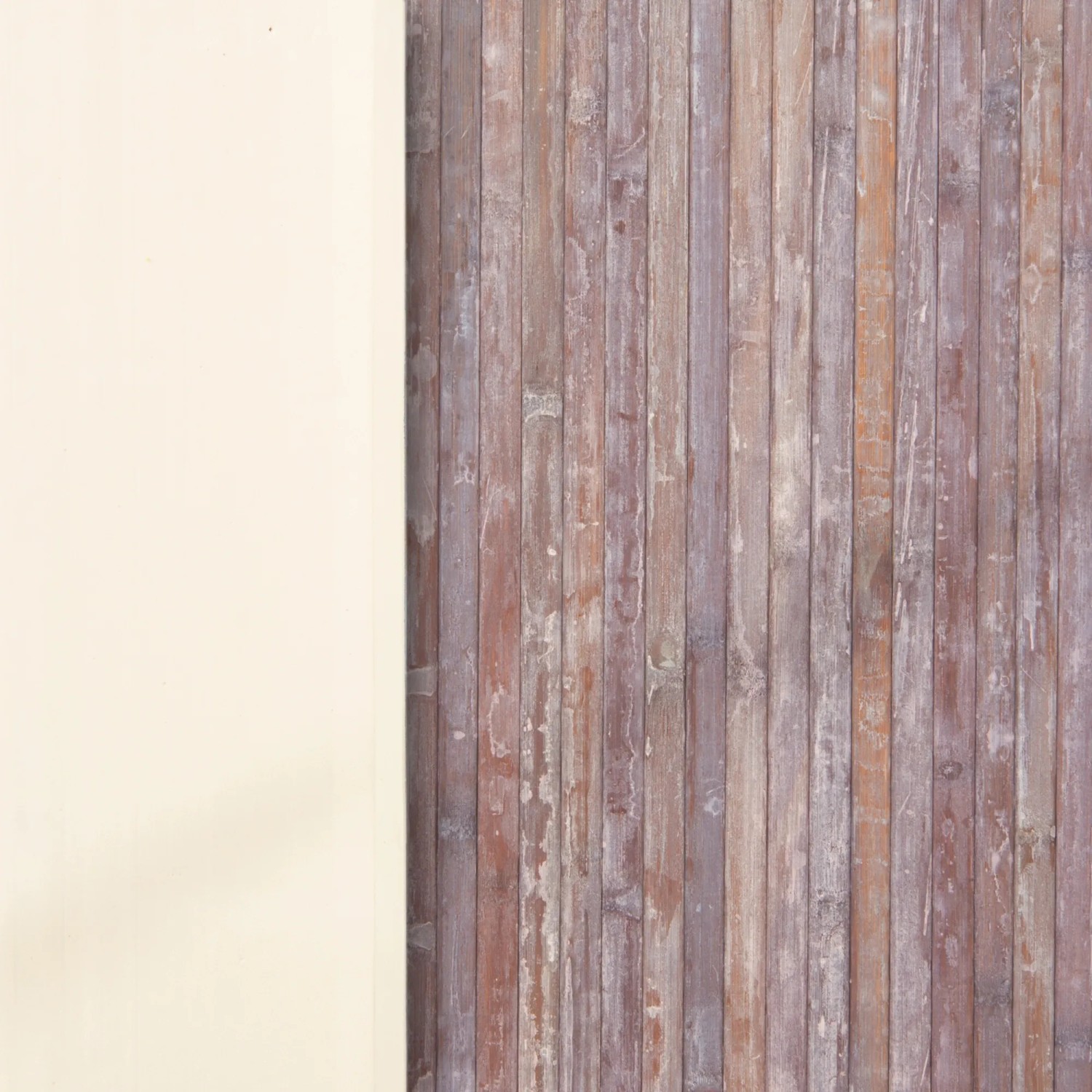 Dettaglio di un tappeto da cucina t.b.t. con texture legno e bordo chiaro.