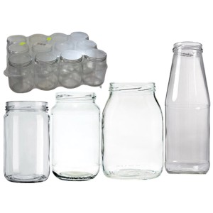 Vari barattoli e bottiglie di vetro vuoti per la conservazione.