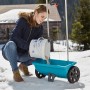 Donna riempie lo spargitore Gardena L con fertilizzante o sale in inverno.