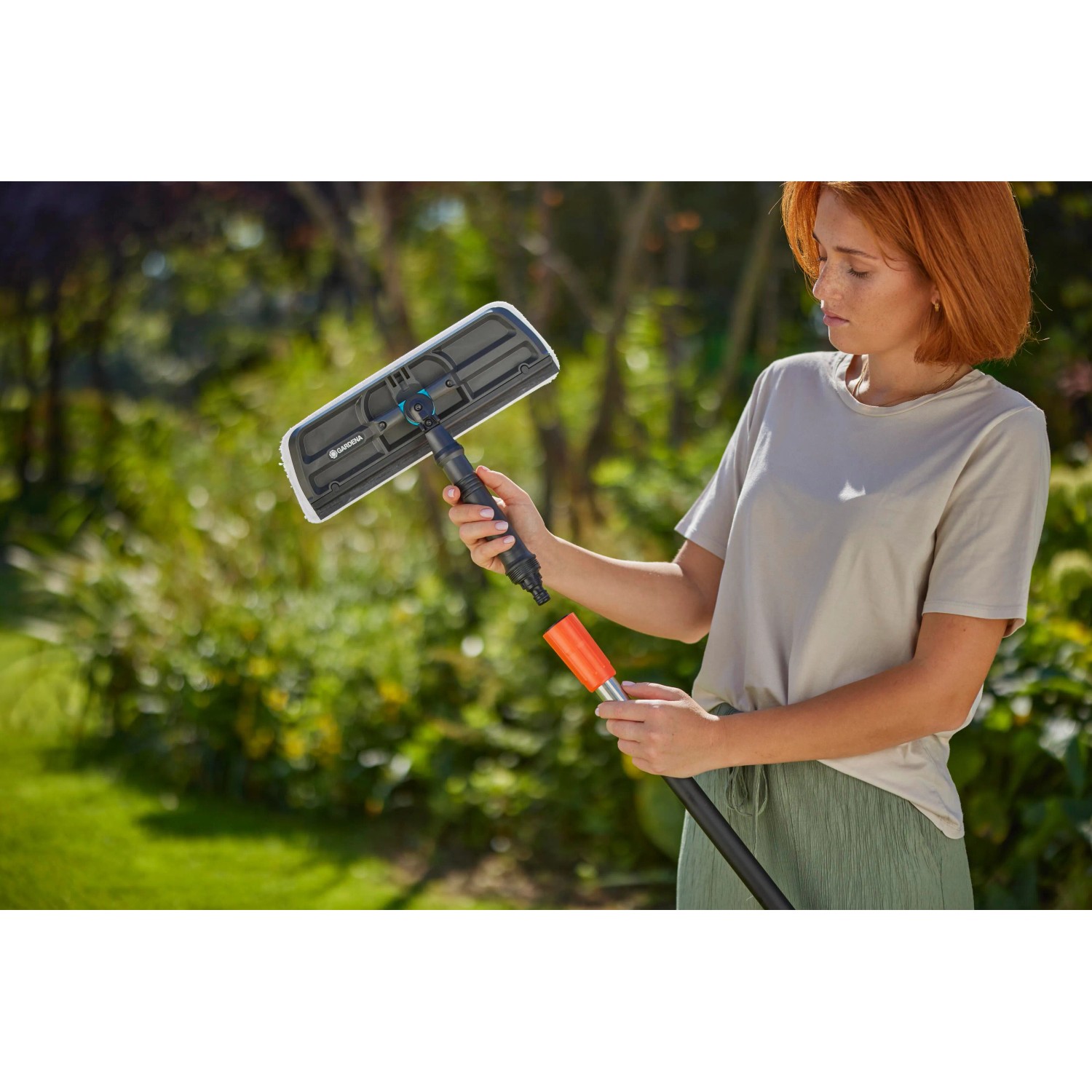 Gardena Cleansystem lavavetri con microfibra e tergivetro in uso.