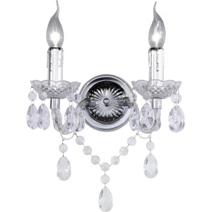 Elegante applique con due luci a forma di candela e pendenti in cristallo.