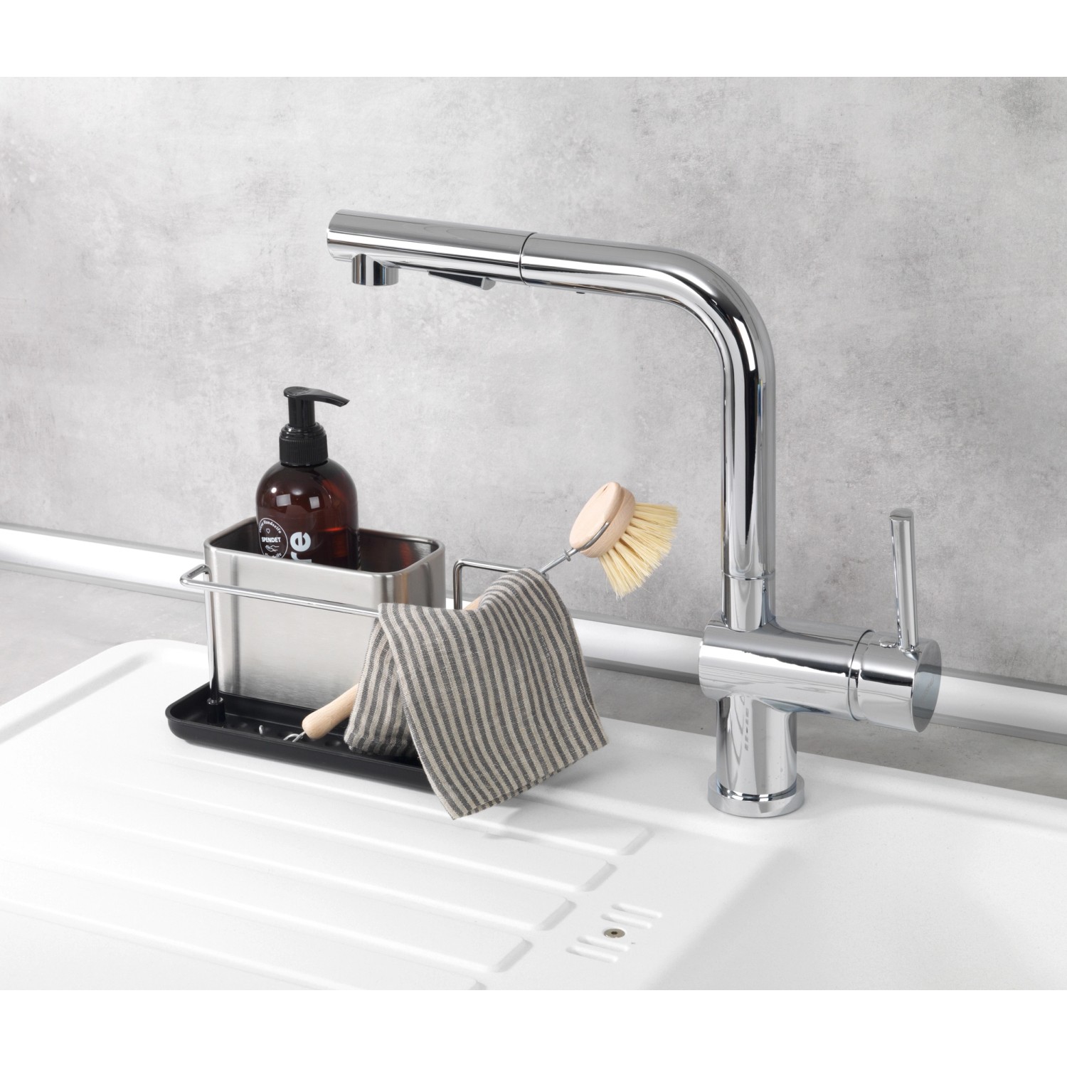 WENKO Scolapiatti Orio in acciaio inox con detersivo, spazzola e panno accanto al lavello.
