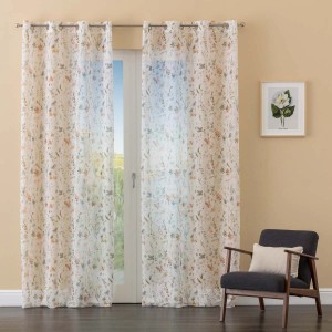 t.b.t. tenda in tessuto con motivo floreale davanti alla finestra.