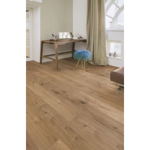 Laminato Kaindl Poseidon Fiji Oak, 7mm resistente all'acqua, posato in una stanza con mobili.
