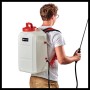 Einhell Power X-Change GE-WS 18/150 Li-Solo spruzzatore a batteria con serbatoio sulla schiena e lancia in mano.