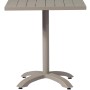 Tavolo da giardino quadrato beige per esterni.