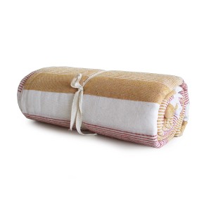 Copricuscino t.b.t. arrotolato a righe in giallo, bianco e rosso. Accogliente e decorativo.