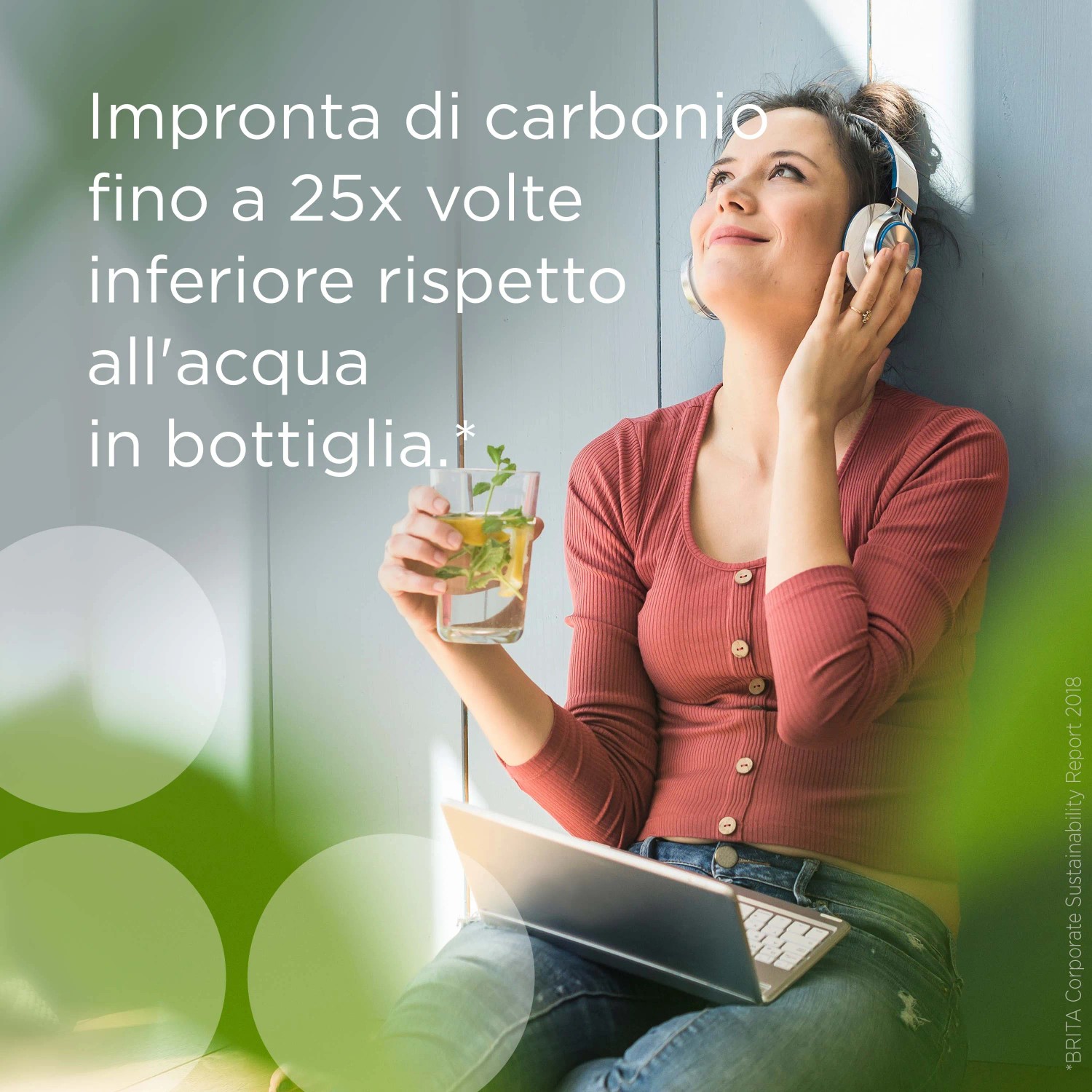 Donna con cuffie, laptop e bicchiere d'acqua. Focus su filtri acqua.