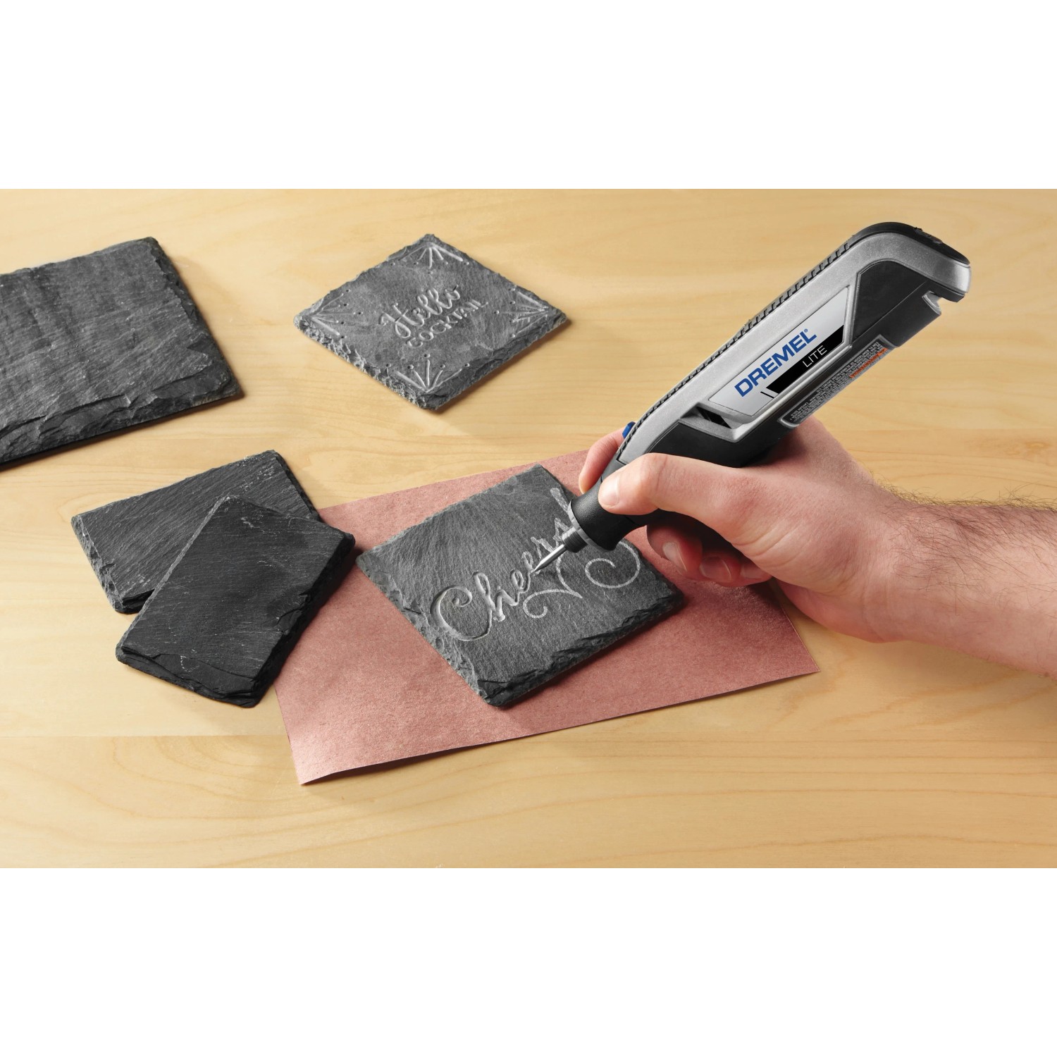 Miniutensile Dremel Lite 7760-15 che incide sottobicchieri in ardesia.