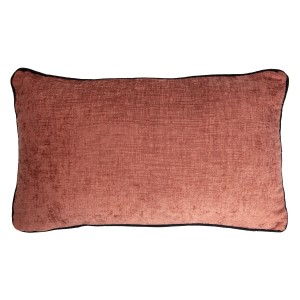 Cuscino decorativo rettangolare color salmone con bordino nero.