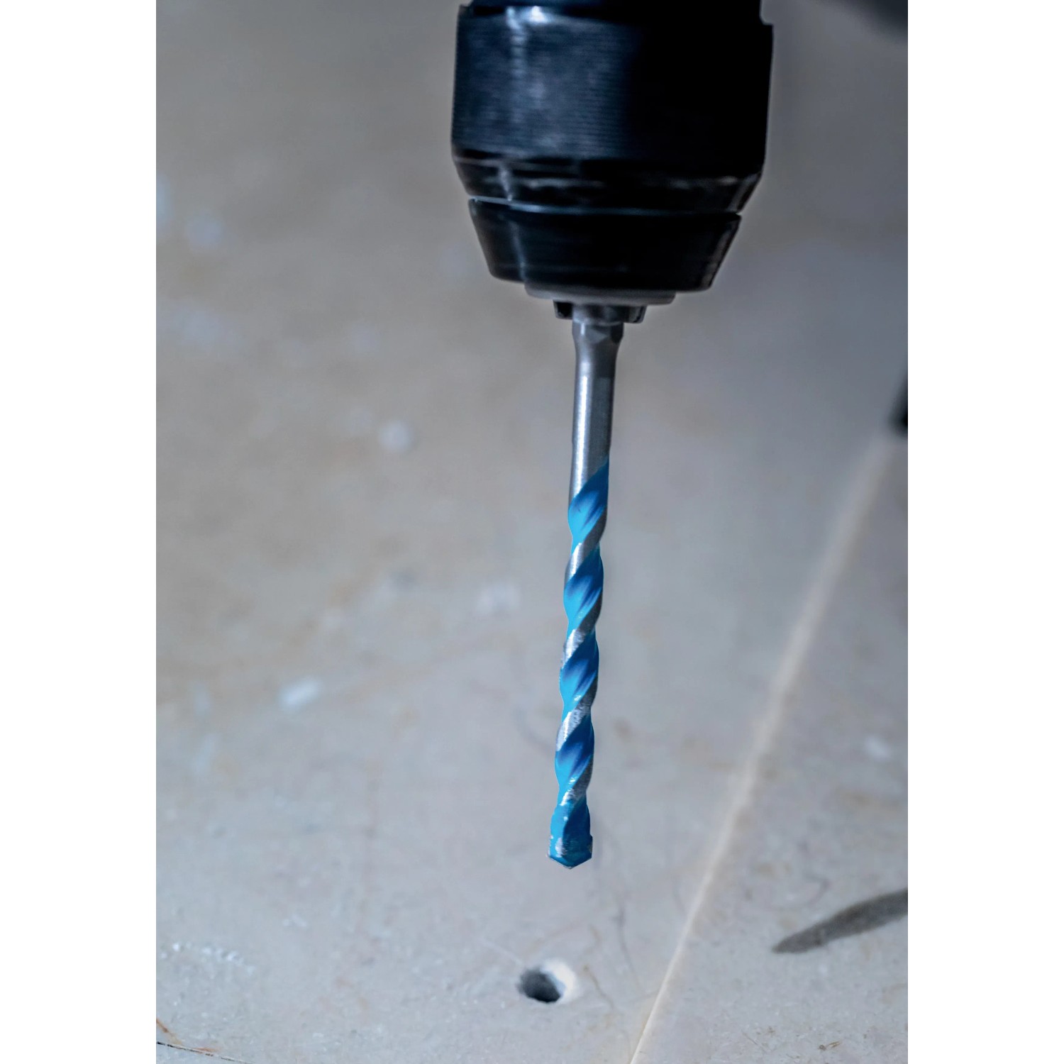 Punta Bosch Expert Multi Construction CYL-9, 10mm, in uso con un trapano.