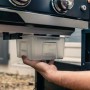 Rimozione della vaschetta di raccolta grasso da un barbecue a gas.