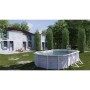 Piscina ovale Gre Pool Finlandia in Nordic White con scaletta in giardino.