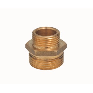 Nipplo filettato in ottone riduttore R 3/4 x R 1/2 per pompe e impianti idrici domestici.