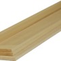 Listelli in legno piallato, colore legno chiaro.