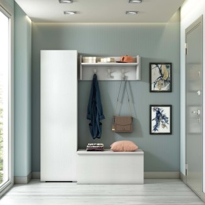 Armadio guardaroba bianco con ripiano e panca in corridoio.