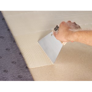 Applicazione della spatola dentata LUX Classic per stendere l'adesivo su una superficie.