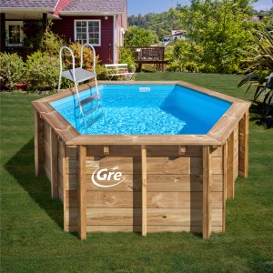 Piscina rotonda in legno Gre Lili (Ø 280 cm) con scaletta in giardino.