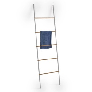 Scaffale a scala per accessori bagno con asciugamano blu, parte della serie di mobili bagno.