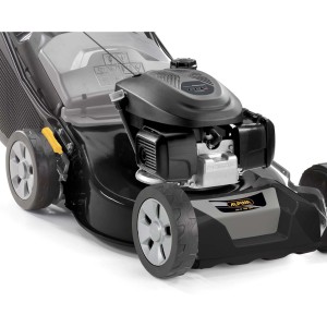 Tagliaerba a scoppio Alpina AL4 46 SH con motore Honda, scocca in acciaio e ruote.