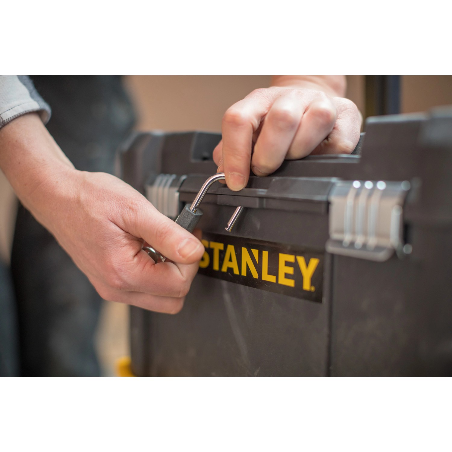 L'officina mobile Stanley viene messa in sicurezza con un lucchetto.