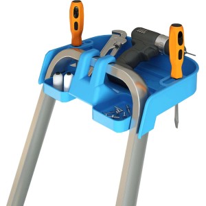 Vassoio porta attrezzi blu per scala con viti, cacciaviti, chiave inglese e trapano.